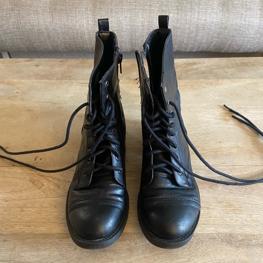 Women’s 8.5 Skechers Portraits Black Zippered Boots